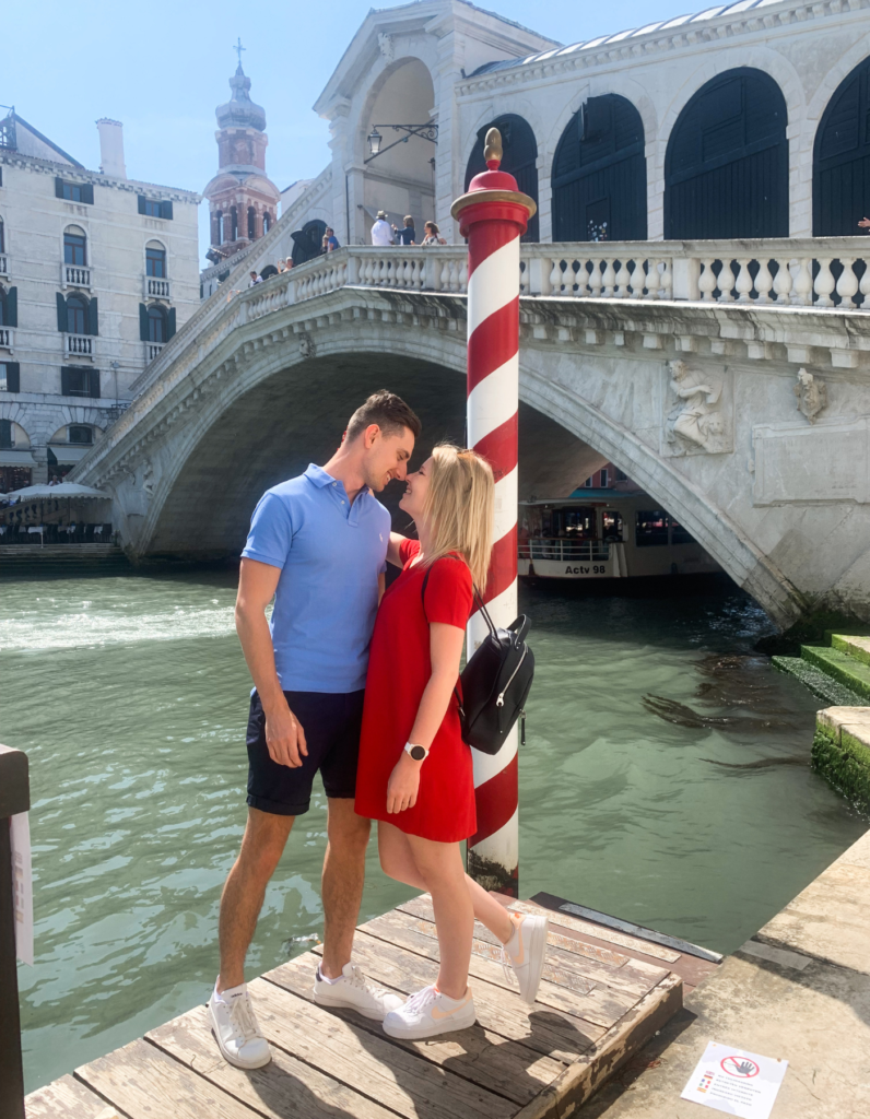 Photo en couple devant le pont de Rialto à Venise