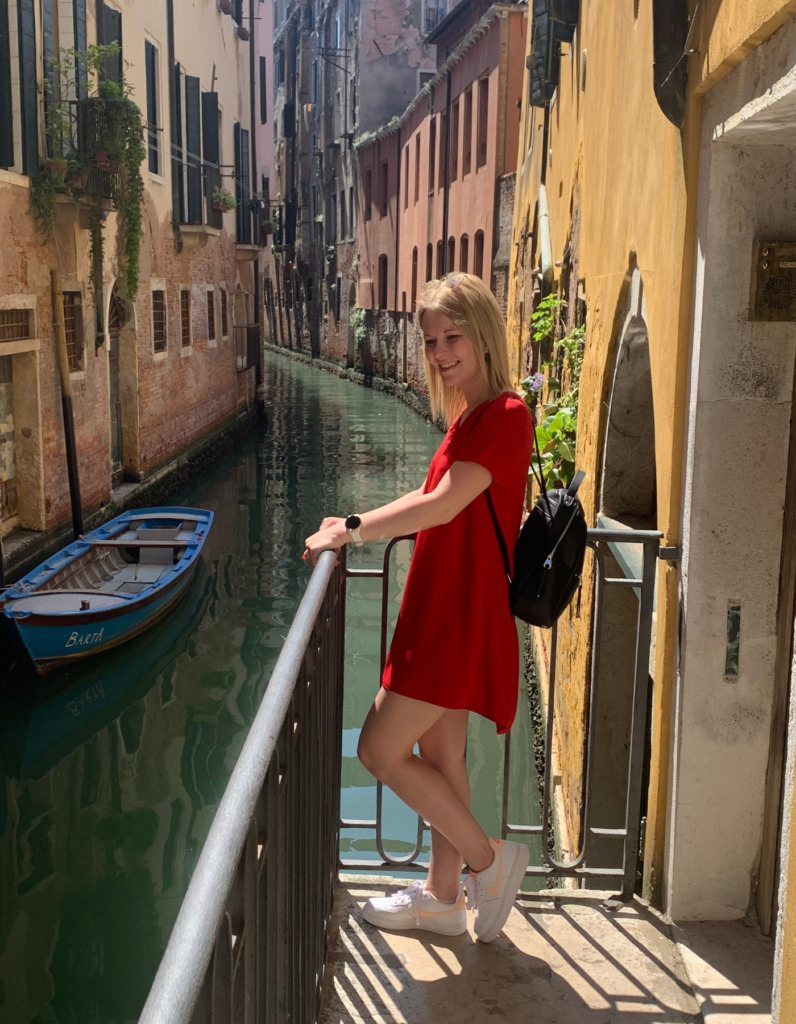 Photo dans les ruelles de Venise devant le canal