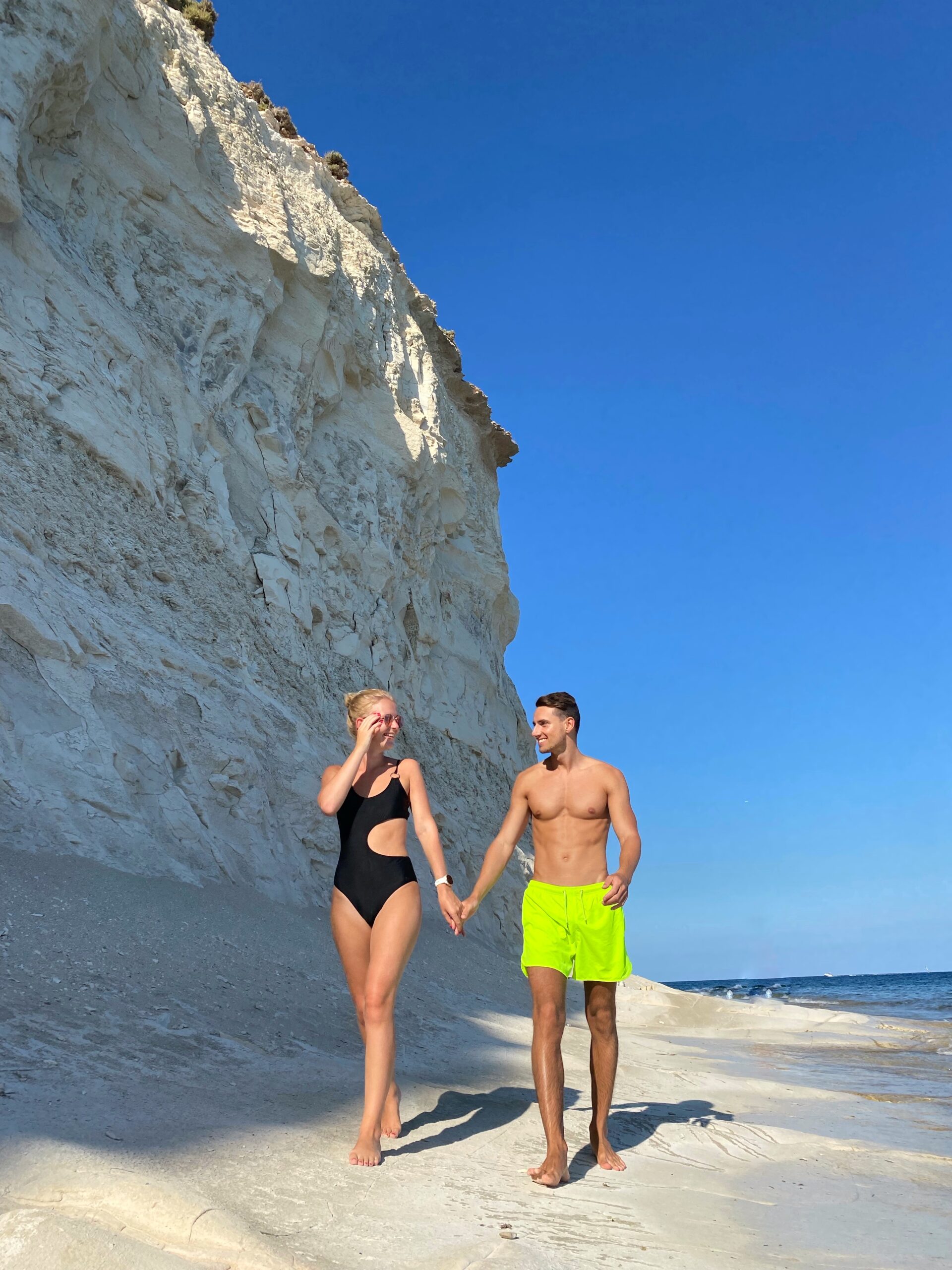 Photo de couple sur une plage paradisiaque à malte