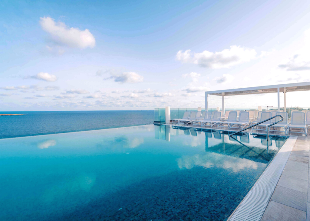 Rooftop Infinity Pool & Bar – Sea View Hotel, Saint Paul's Bay, Malte
