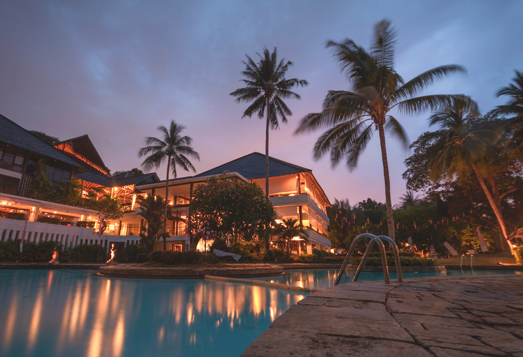Hôtel de luxe, piscine, palmier, vue de nuit