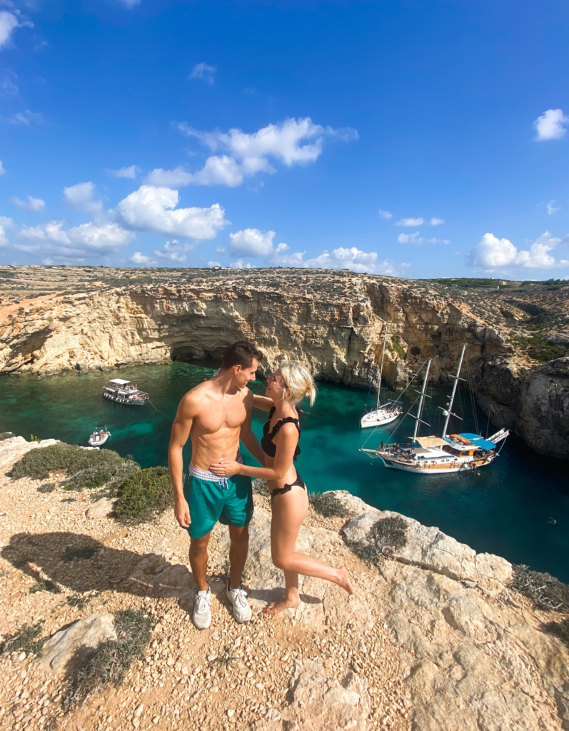 Homme et femme sur la plage, maillot de bain, Blue Lagoon, Malte
