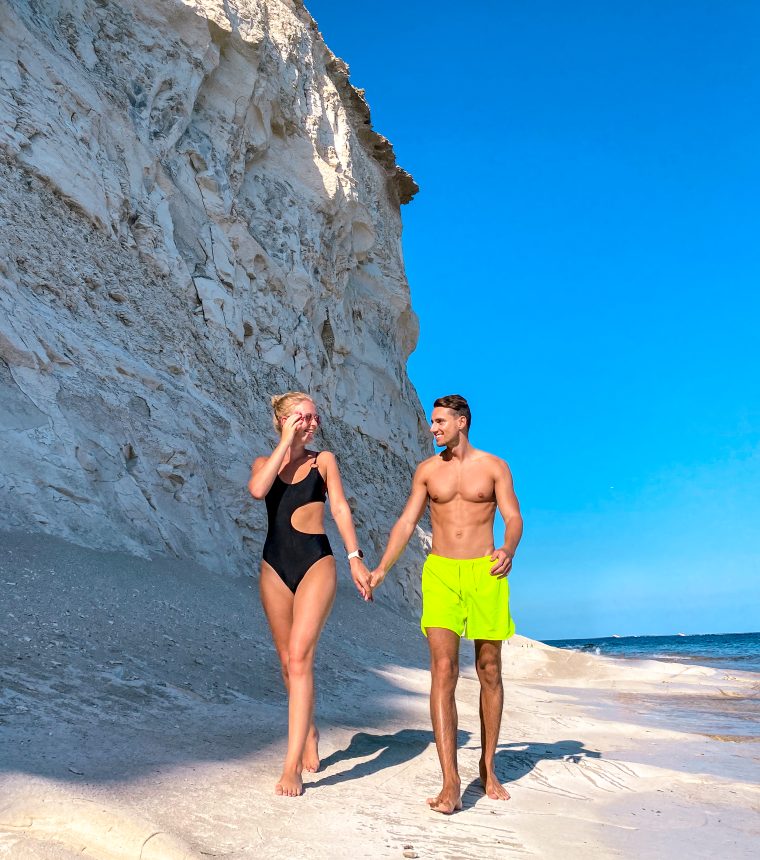 Homme et femme sur la plage, maillot de bain, mer, falaise